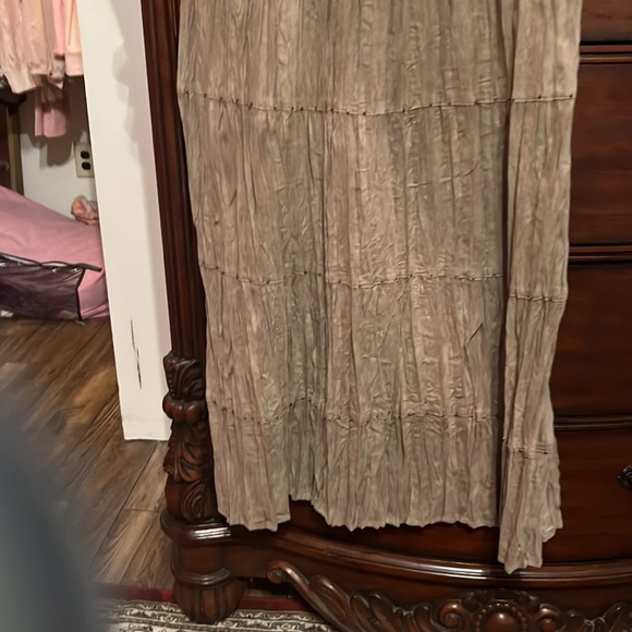 Women skirt midi length kind of pleated but not much has beads across every row - Picture 3 of 3